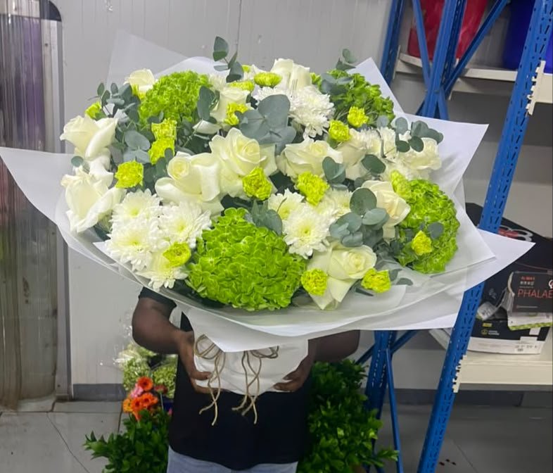 باقة ميكس ابيض مع هيدرنجا اخضر فاخرة